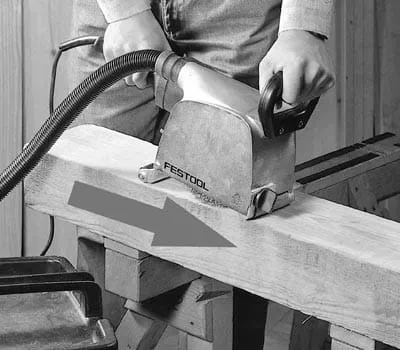 Always guide the RUSTOFIX in the direction of the wood grain