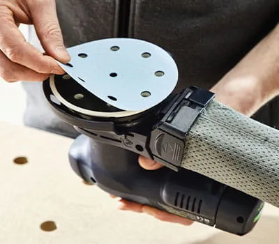 When attaching abrasives to the sanding pad, the holes in the abrasive disc must line up with the holes in the sanding pad