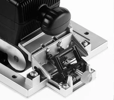 Lifting the belt sander permits inspection of the sanded surface