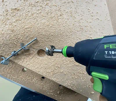 Spacing of the holes to the worktop edge