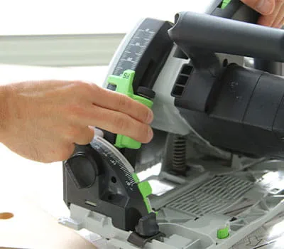 Insert the fine tooth saw blade.