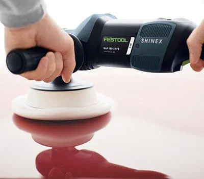 If working with sensitive colours, it can be necessary to continue sanding in order to achieve the desired degree of gloss.