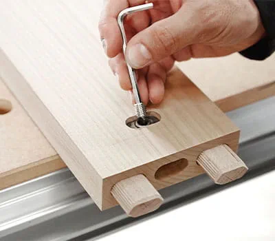 Inserting the threaded screw