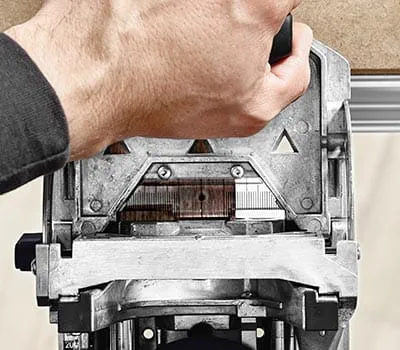 The routed holes can be set by marking them or using the stop system