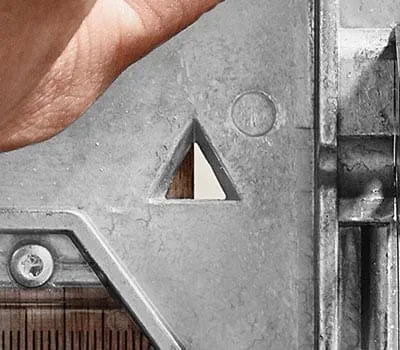 When using the stop catches, the edge of the workpiece can be seen in the triangular viewing window