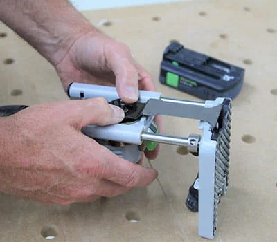 Fitting the saw blade