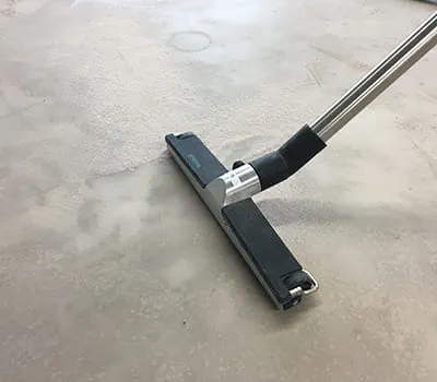 Remove excess sand with the mobile dust extractor