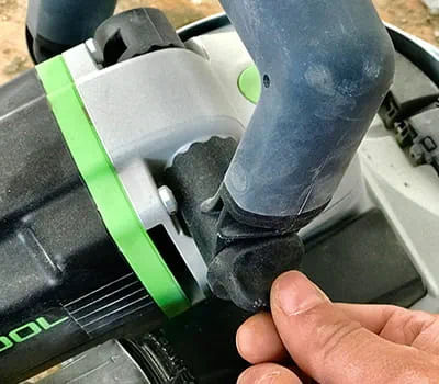 Adjusting the handle