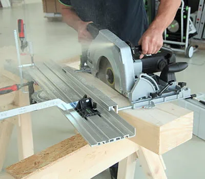 Cutting with the portable circular saw