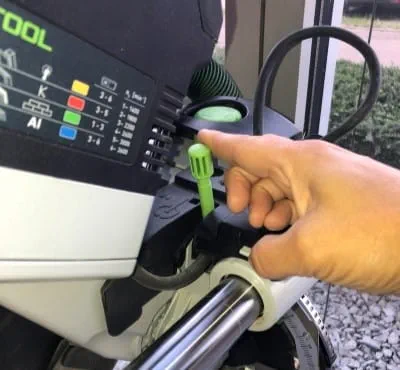 Adjust the cutting depth limiter